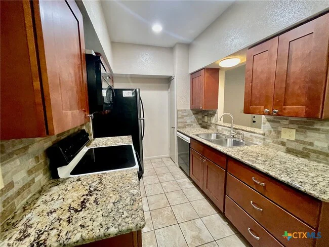 421 W San Antonio St San Marcos, TX 78666 photo 2