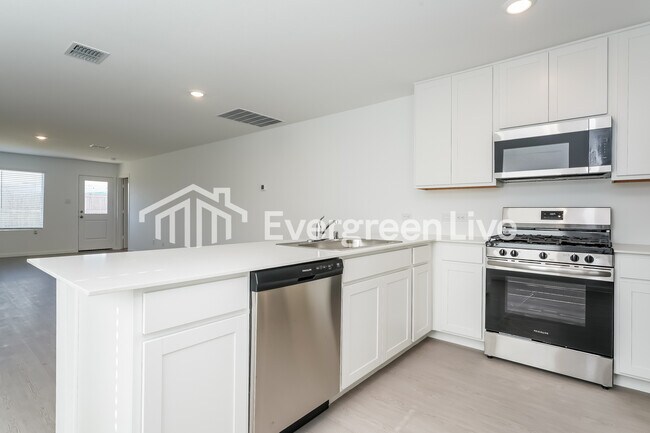 10504 Desert Hawk Cir Fort Worth, TX 76140 photo 3