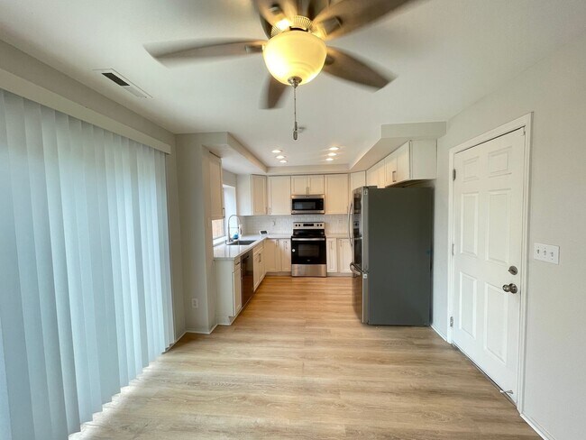 Beautiful 3 Bed 2.5 Bath Home with SOLAR in Antioch photo 3