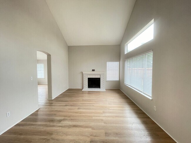 Beautiful 3 Bed 2.5 Bath Home with SOLAR in Antioch photo 5