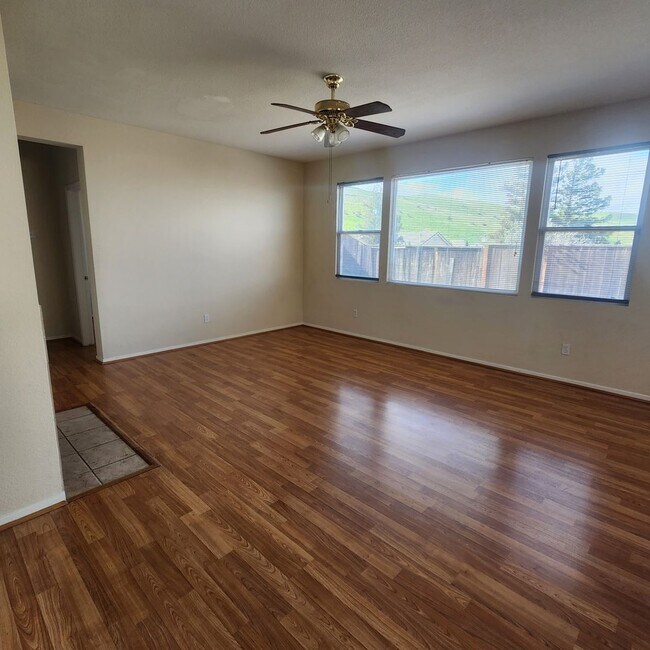 4 Bed/3 Bath Close to Bart Great View photo 3