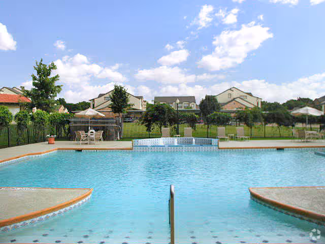 Courtyards At Kirnwood Apartment Homes photo 4