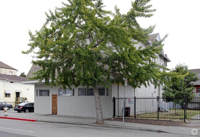 1127 Chestnut photo 2