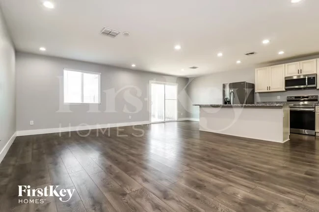 3858 W Tamarisk Ave Phoenix, AZ 85041 photo 5