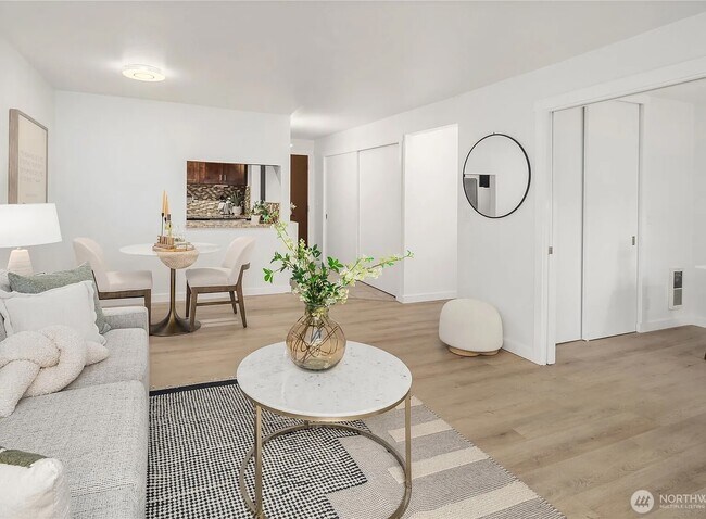 800 N Allen Pl Seattle, WA 98103 photo 4