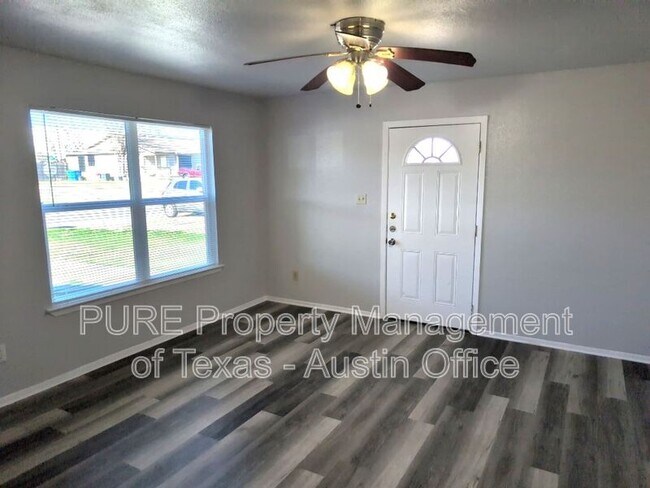 512 Lenora Dr Taylor, TX 76574 photo 2