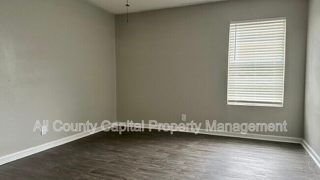 5426 Menchaca Rd Austin, TX 78745 photo 2