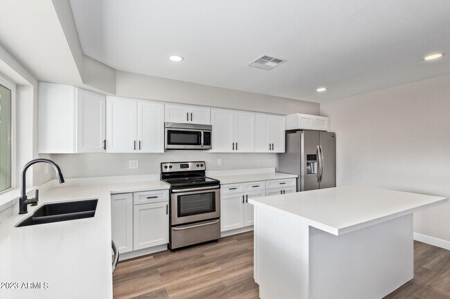 5909 W Elm St Phoenix, AZ 85033 photo 3