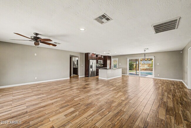 1340 E Donner Dr Tempe, AZ 85282 photo 4