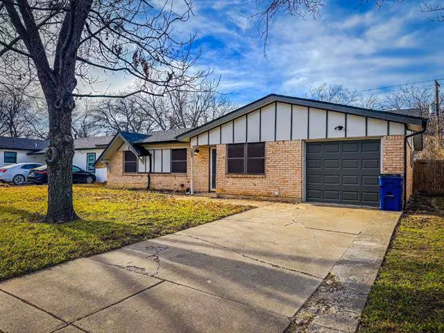 549 NW Hillery St Burleson, TX 76028 photo 3