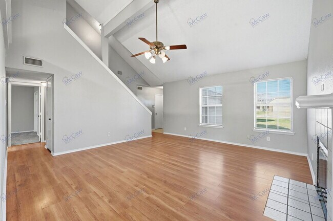 1069 W Hills Terrace Saginaw, TX 76179 photo 4