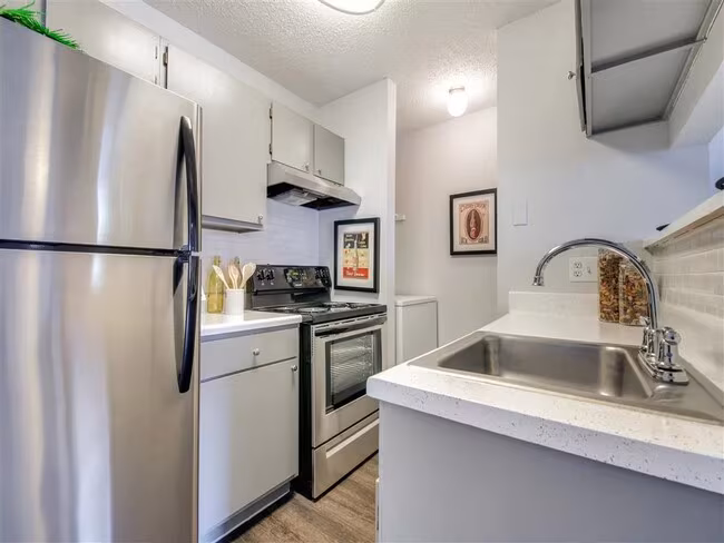 7610 Cameron Rd Austin, TX 78752 photo 2