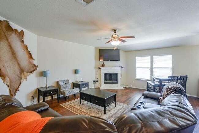 1014 LAKE GROVE DR photo 4