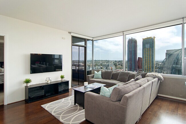 321 Tenth Ave San Diego, CA 92101 photo 2