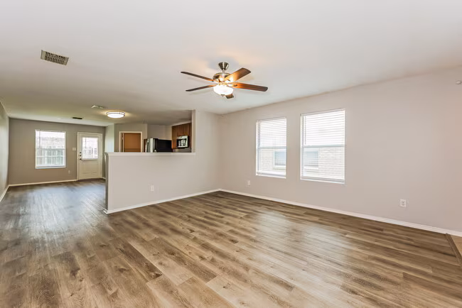 1104 Cottonwood Drive, Crowley, TX 76036 photo 5