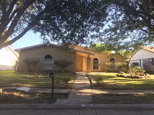 2901 Robin Hill Lane, Garland, TX 75044 photo 2