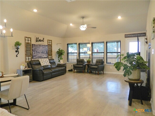 2929 Greenbriar Rd Seguin, TX 78155 photo 2