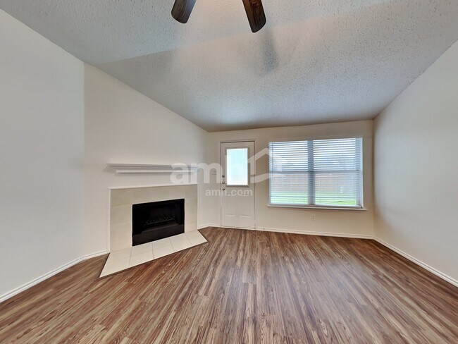 1041 Mckavett Drive, Burleson, TX 76028 photo 5
