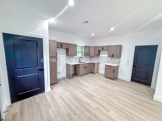 1337 W Bewick St Fort Worth, TX 76110 photo 4