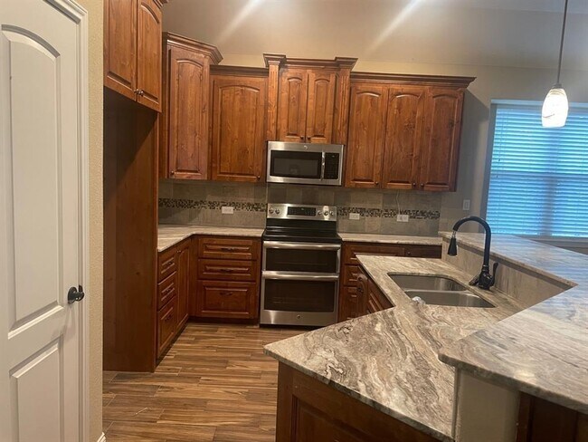 103 South Kanaio Drive, Bastrop, TX 78602 photo 2