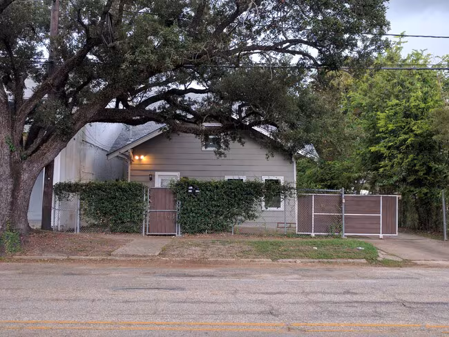 2413 Emancipation Ave Houston, TX 77004 photo 2