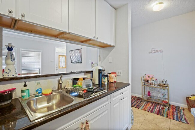 715-22 1/2 W 22 1/2 St Austin, TX 78705 photo 5