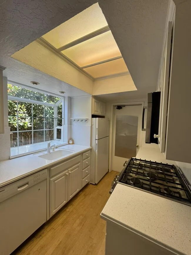 730 University Dr Menlo Park, CA 94025 photo 3