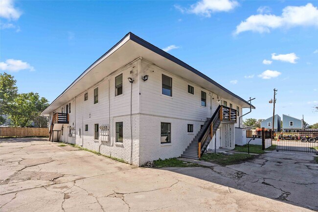 Del Rio Apartments photo 2