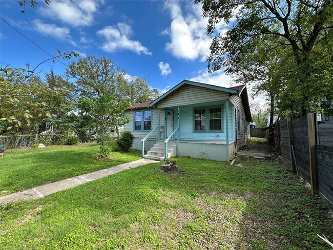 1403 Clifford Ave Austin, TX 78702 photo 2