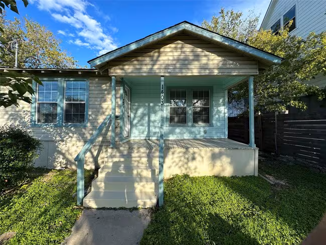 1403 Clifford Ave Austin, TX 78702 photo 3