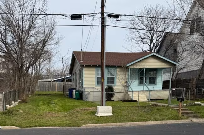 1403 Clifford Ave Austin, TX 78702 photo 4