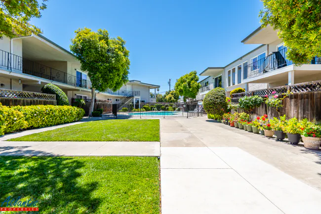 642 Blythe Ct Sunnyvale, CA 94085 photo 2