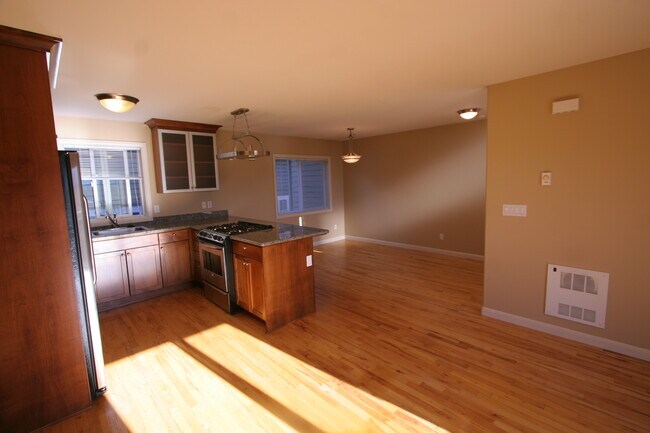 1018 Taylor Avenue North, Seattle, WA 98109 photo 3