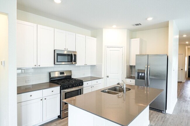 9134 James Bowie Seguin, TX 78155 photo 4