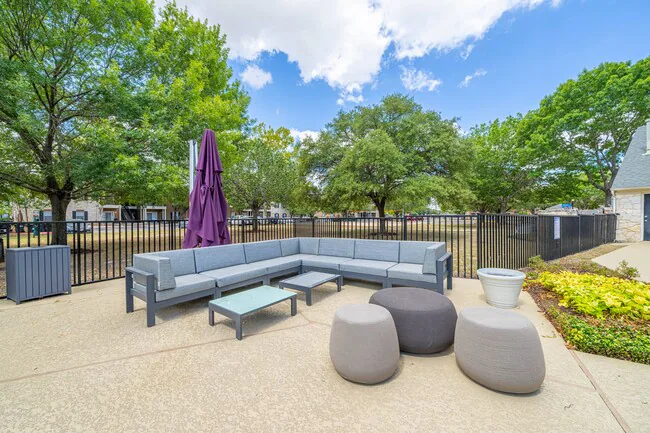 River Oaks Villas Apartments photo 4