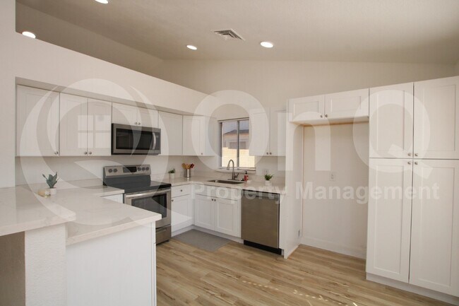 7849 W Hearn Rd Peoria, AZ 85381 photo 2