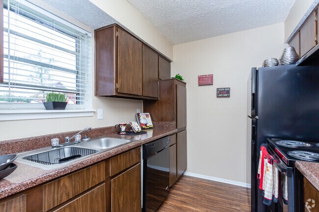 RIVER RANCH APARTMENTS photo 2