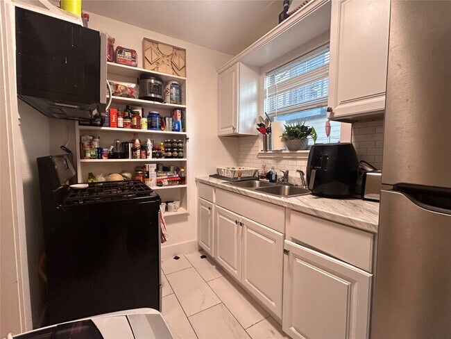 912 W 22 1/2 St Austin, TX 78705 photo 3