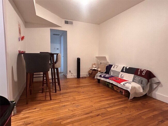 912 W 22 1/2 St Austin, TX 78705 photo 2
