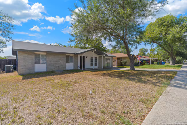 4851 Castle Arms Dr San Antonio, TX 78218 photo 3