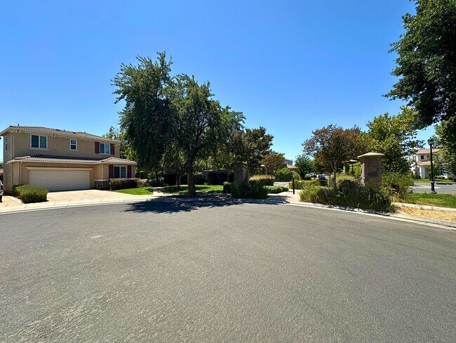 Stunning 4 Bedroom, 3 Bath Questa Home photo 3
