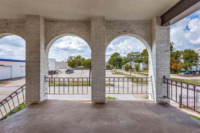 2309 Wesley St Greenville, TX 75401 photo 3