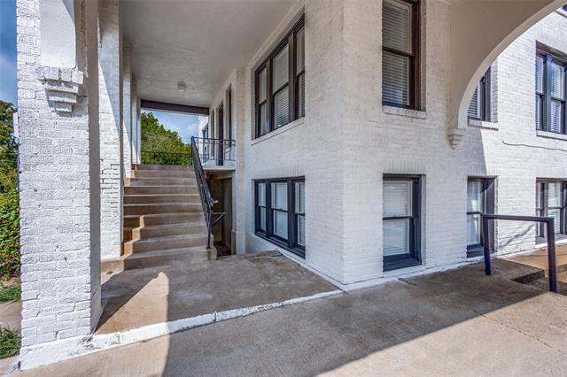 2309 Wesley St Greenville, TX 75401 photo 2