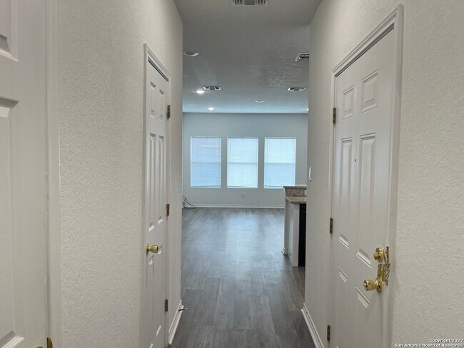 6942 Crestway Rd San Antonio, TX 78239 photo 2