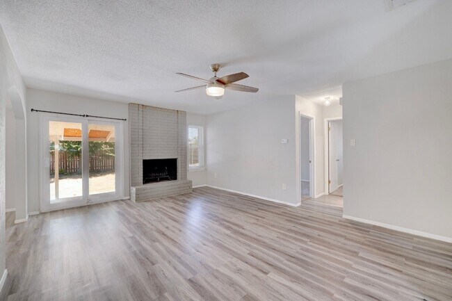 1404 Greenfield Dr Round Rock, TX 78664 photo 2