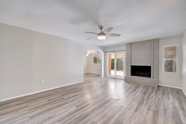1404 Greenfield Dr Round Rock, TX 78664 photo 3