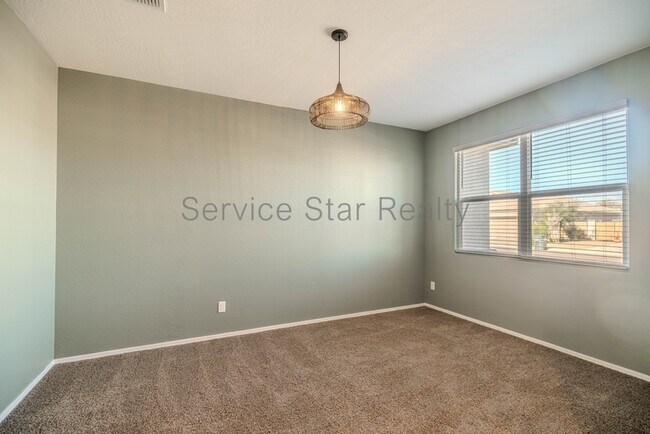 1025 W Castle Ct photo 5