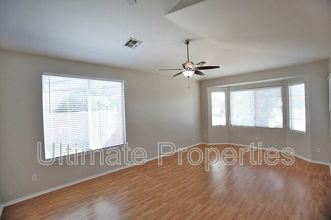 7550 W Gardenia Ave Glendale, AZ 85303 photo 2