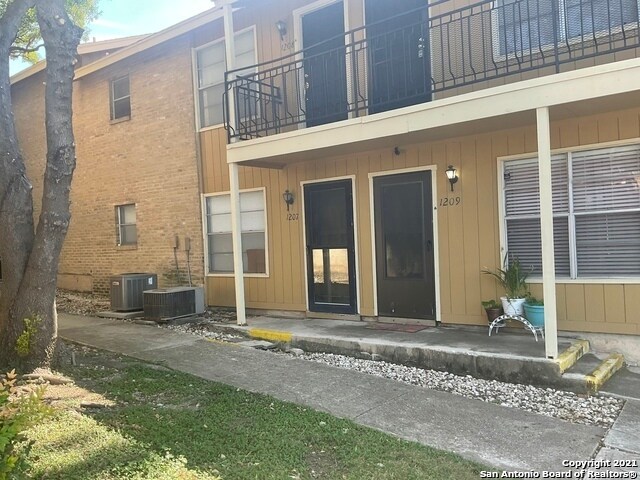 923 Vance Jackson Rd San Antonio, TX 78201 photo 2