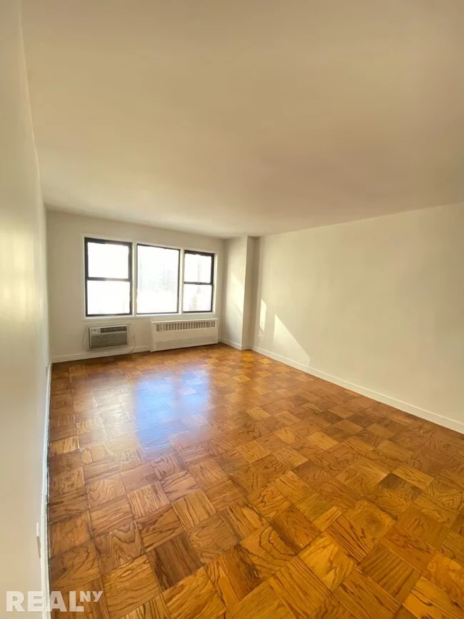 236 E 36th St New York, NY 10016 photo 4